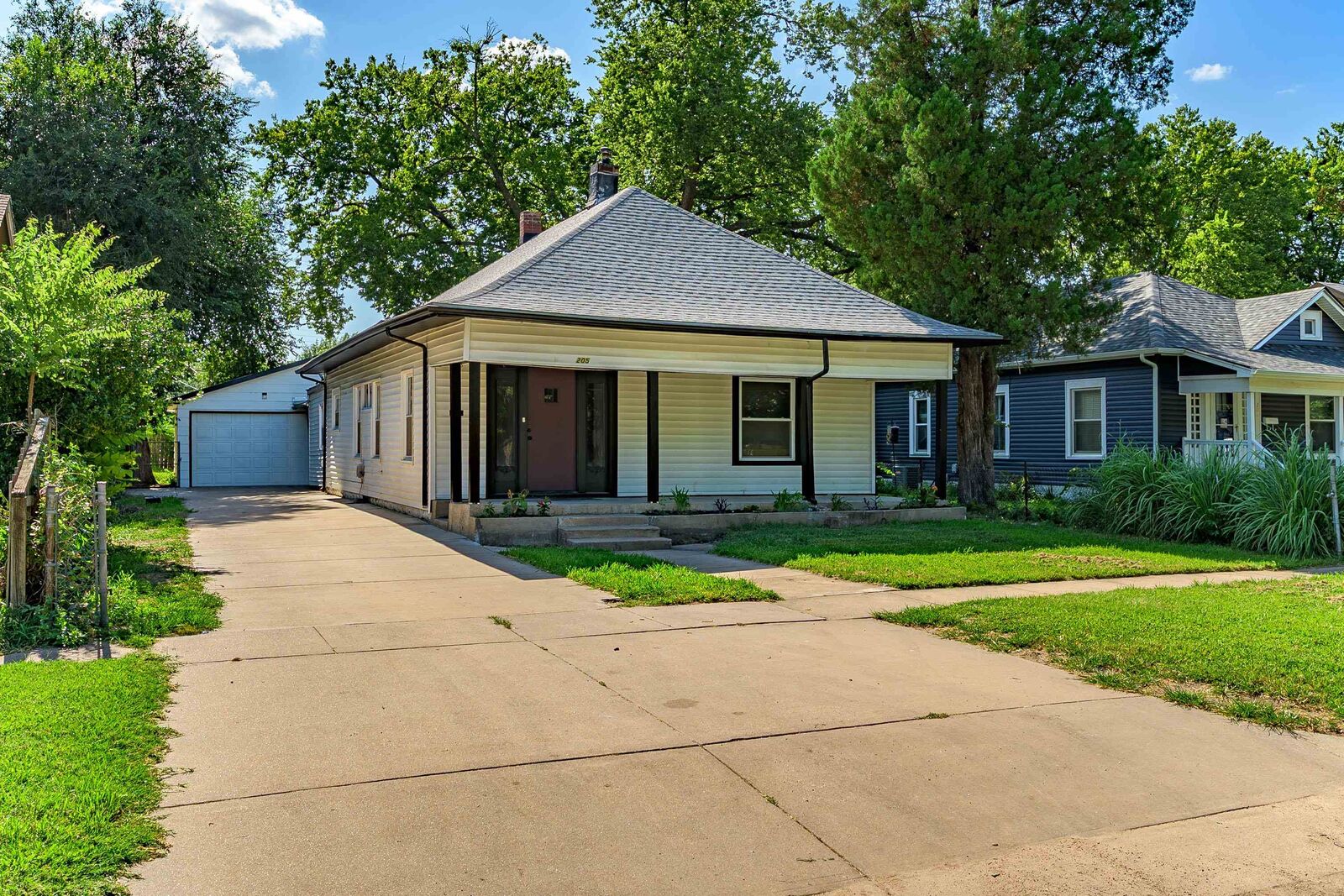 Property Photo:  205 N Sedgwick St  KS 67203-5647 