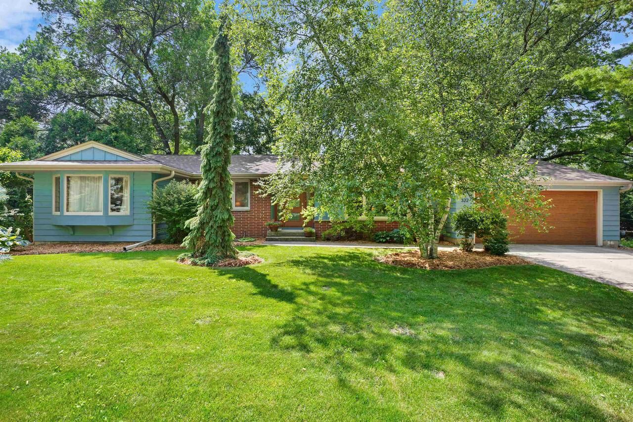 Property Photo:  322 Robin Parkway  WI 53705 