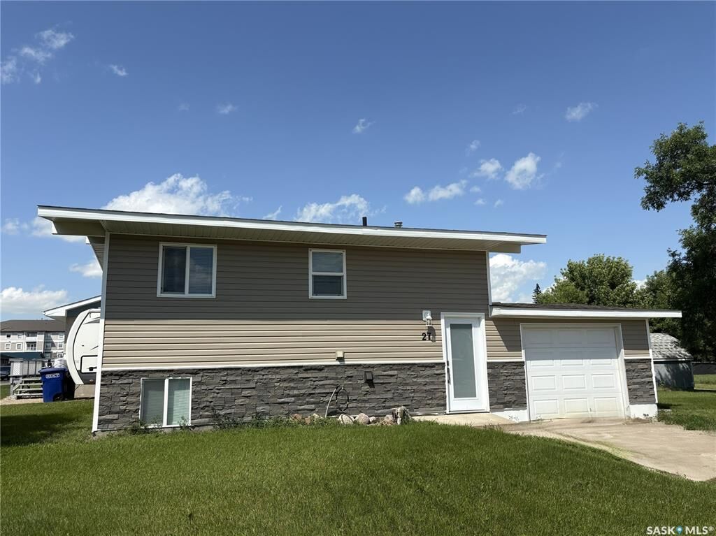 Property Photo: 27 Calvert Crescent SK S0K 2M0