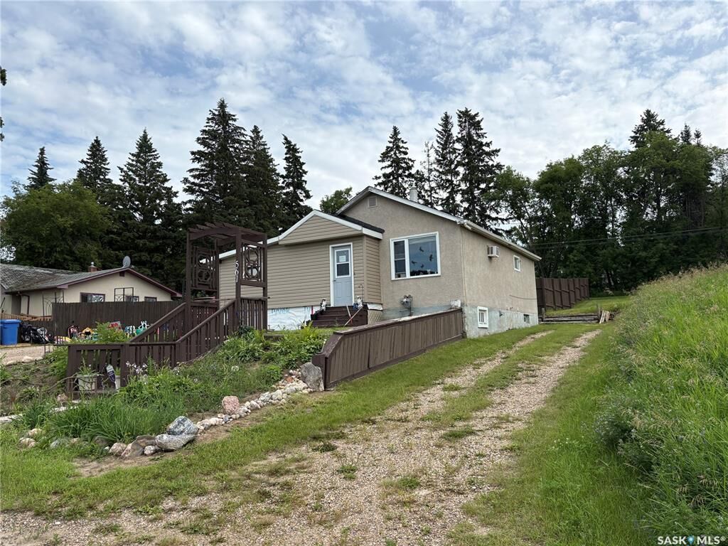 Property Photo: 561 18th Street E SK S6V 1H8