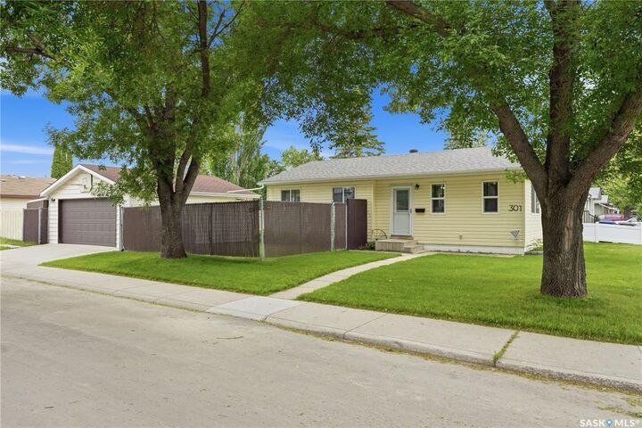 Property Photo: 301 Fisher Crescent SK S7L 5E1
