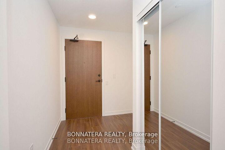 Property Photo: 4065 Confederation Parkway 1608 ON L5B 0L4