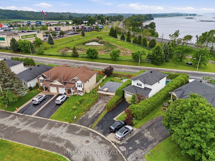 Property Photo:  2165 Cecile Crescent  ON K4K 1S4 