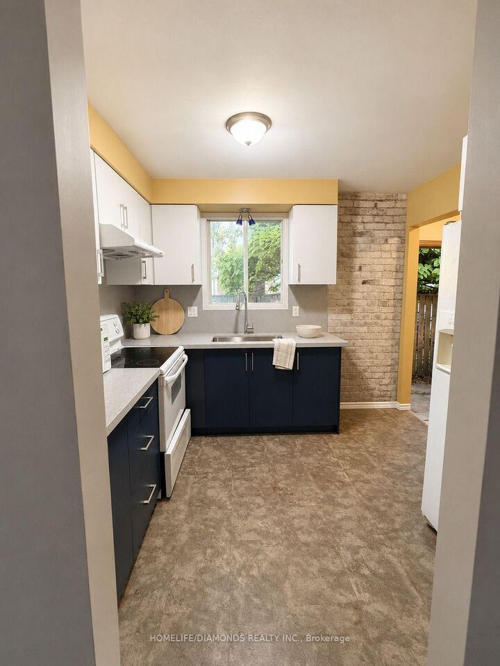 Property Photo:  120 Northgate Drive  ON L3C 5Y5 