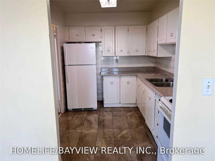 Property Photo: 20 Edgecliff Golfway 1117 ON M3C 3A4