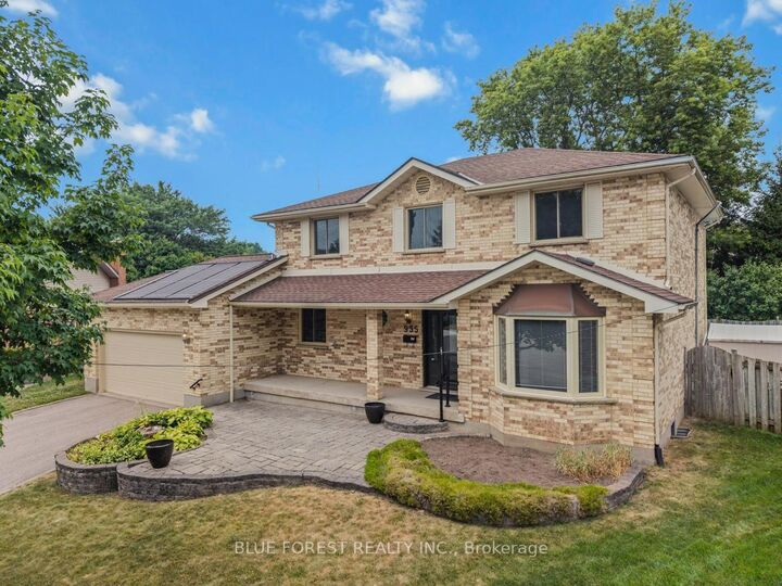 Property Photo: 935 Country Club Place ON N6C 5R5