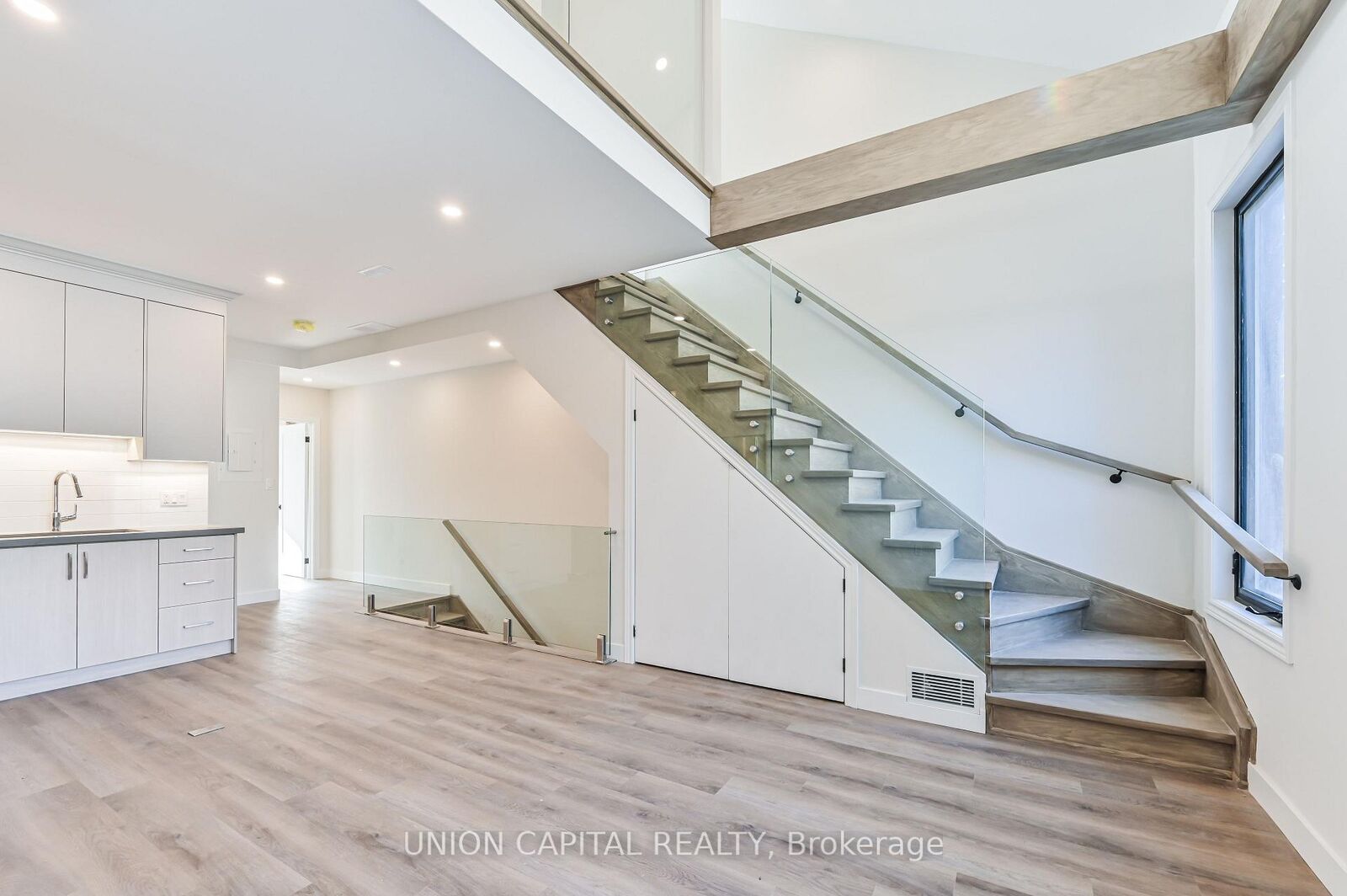 Property Photo:  180 Broadview Avenue 2  ON M4M 2G5 
