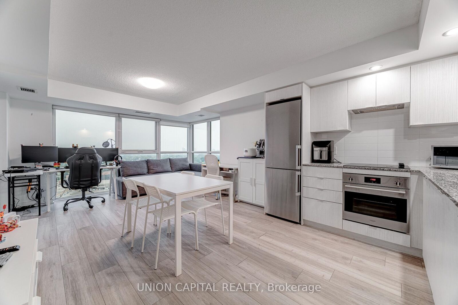 Property Photo: 225 Village Green Square 2010 ON M1S 0K5