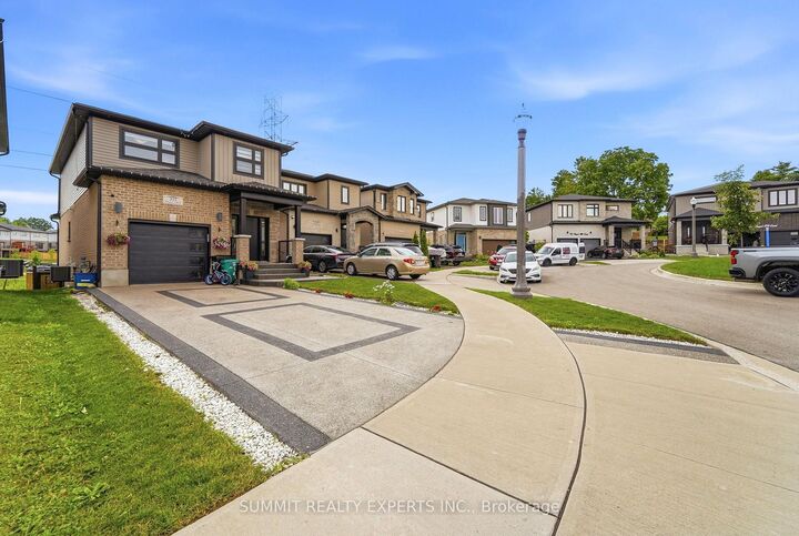 Property Photo: 935 Chapel Hill Court ON N2R 0P4