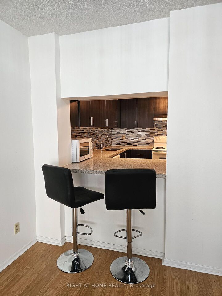 Property Photo: 711 Bay Street 2011 ON M5G 2J8