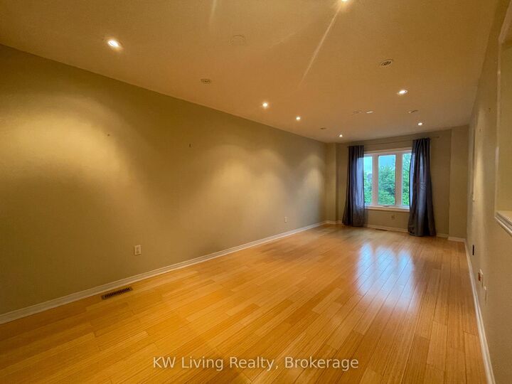 Property Photo:  60 Coburg Crescent  ON L4B 4E2 
