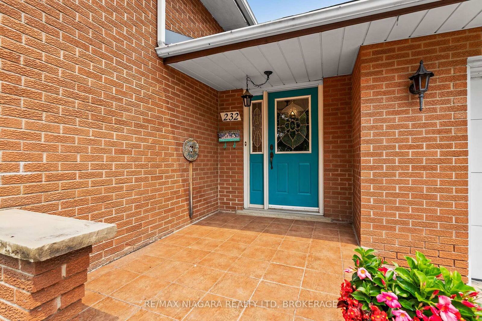 Property Photo: 232 Wallace Avenue S ON L3B 1R6