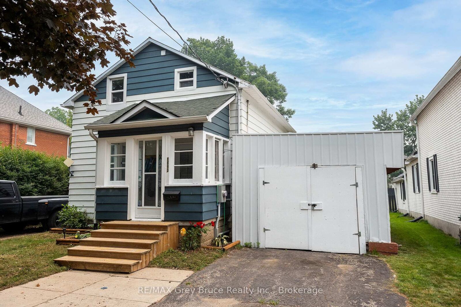 Property Photo: 1693 8th Avenue E ON N4K 3B8