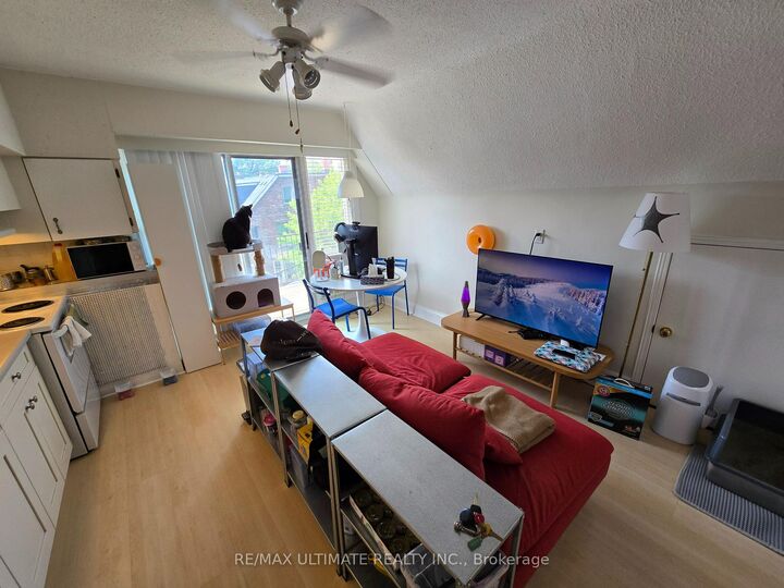 Property Photo: 394 Sunnyside Avenue 4 ON M6R 2S1
