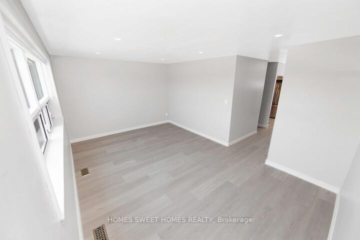 Property Photo: 1352 Kennedy Road A ON M1P 2L7