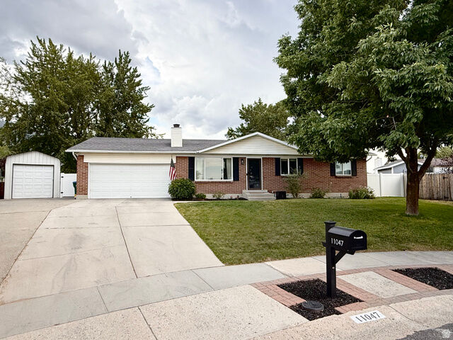 Property Photo: 11047 S Lamasa Cir E UT 84092