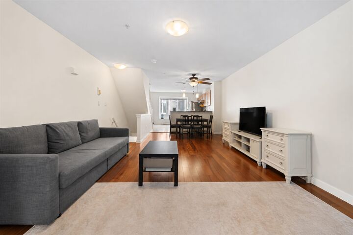 Property Photo: 6498 Elgin Avenue 7 BC V5H 3S6