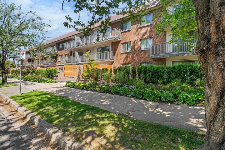 Property Photo: 2121 W 6th Avenue 101 BC V6K 1V5