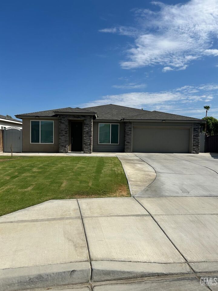 Property Photo:  1304 Alder Glen Street  CA 93307 