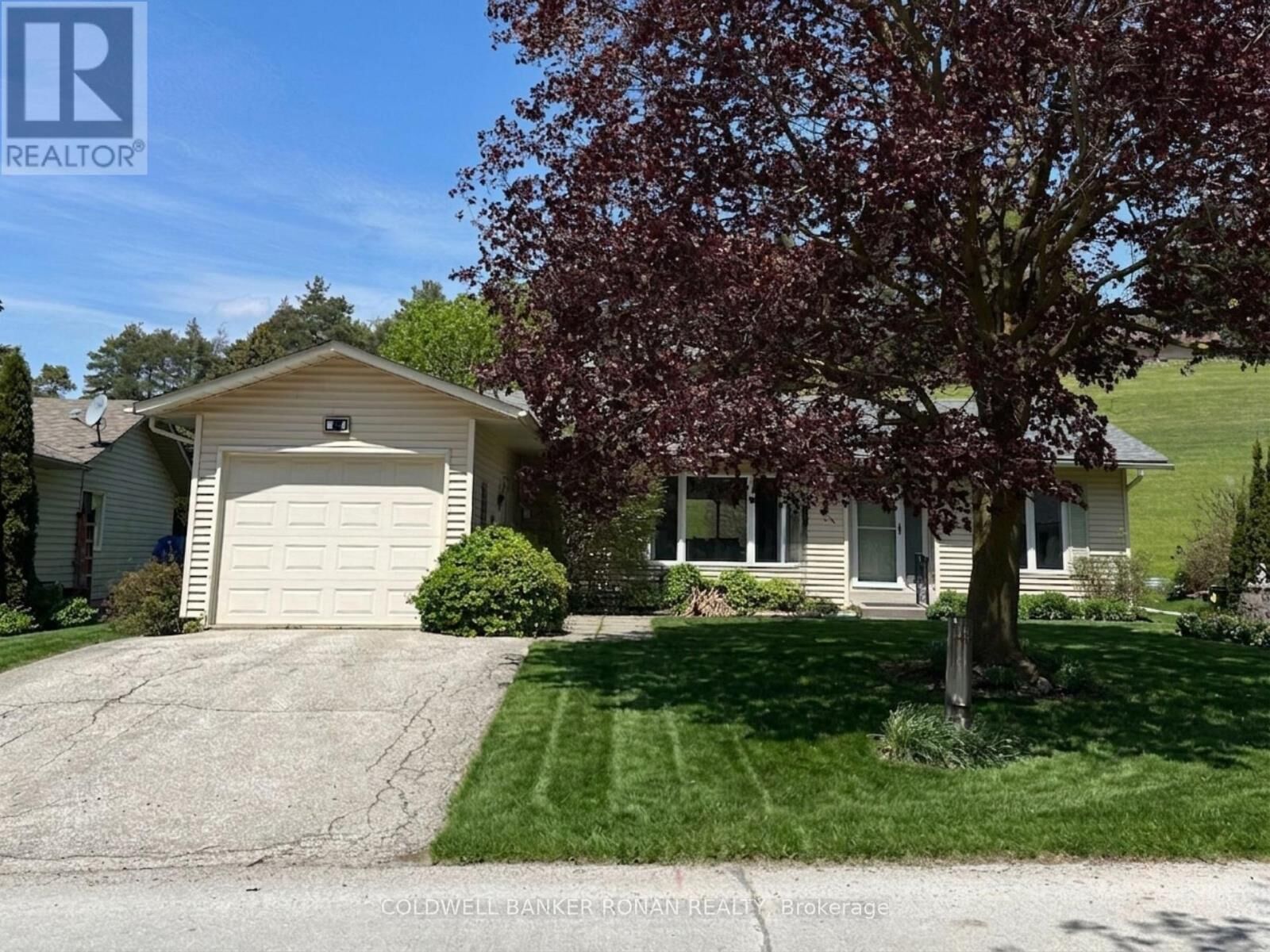 Property Photo: 4 Tecumseth Pines Drive ON L0G 1W0