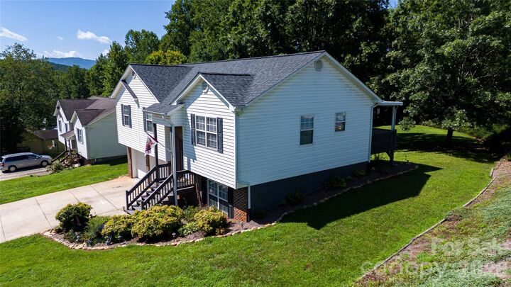 Property Photo:  202 Raintree Lane  NC 28655 