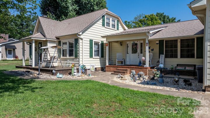 Property Photo:  2504 Brentwood Circle  NC 28645 