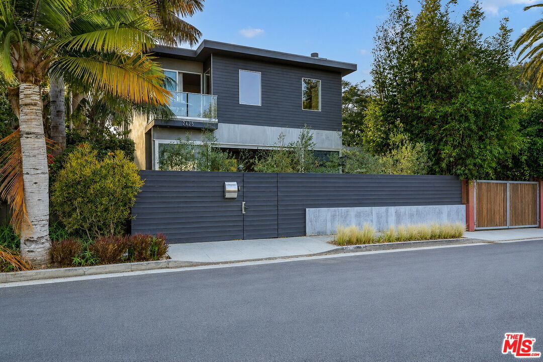 Property Photo: 2425 Clement Ave CA 90291