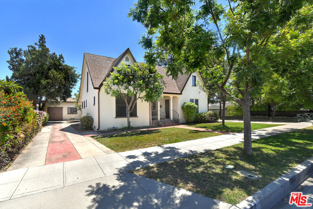 Property Photo: 916 N Clybourn Ave CA 91505