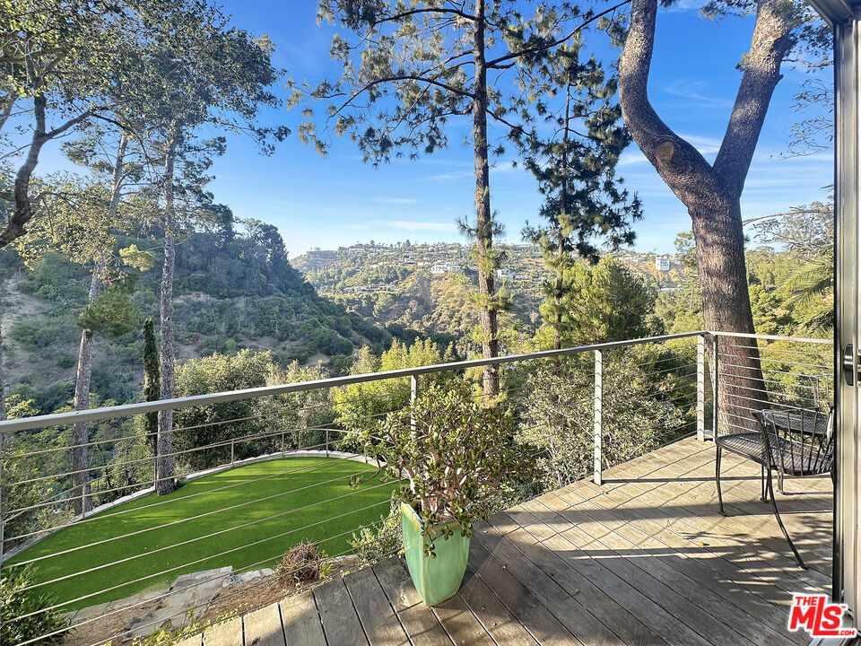 Property Photo:  8265 Mannix Dr  CA 90046 
