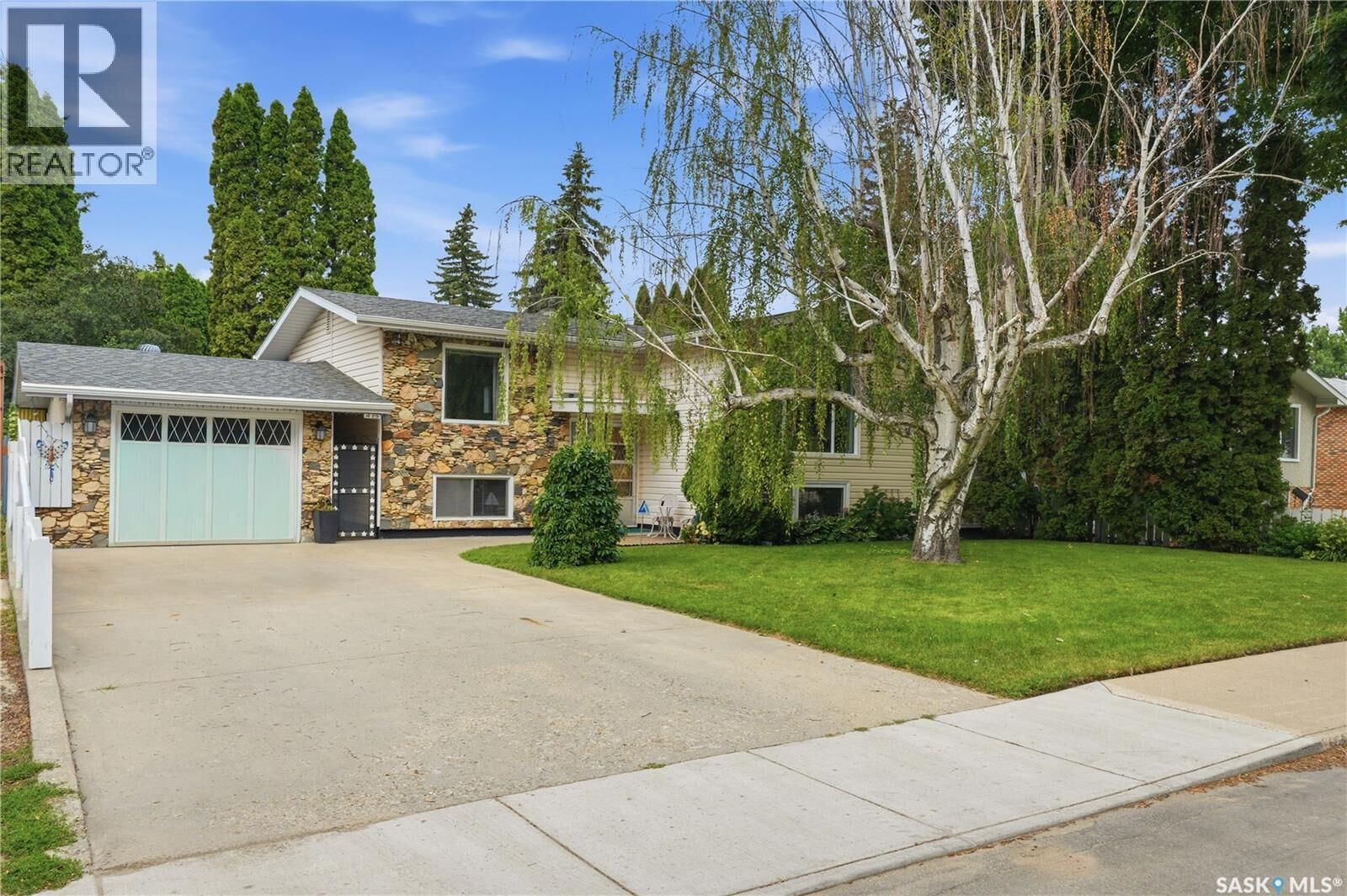Property Photo: 429 Montreal Avenue S SK S7M 3L2