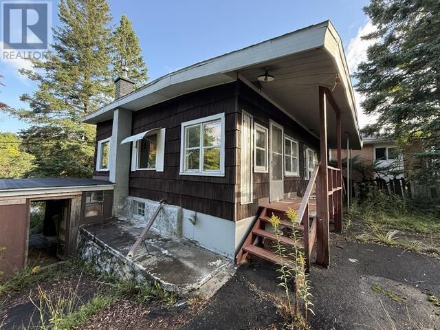 Property Photo: 34 Knox Ave ON P6B 3X9