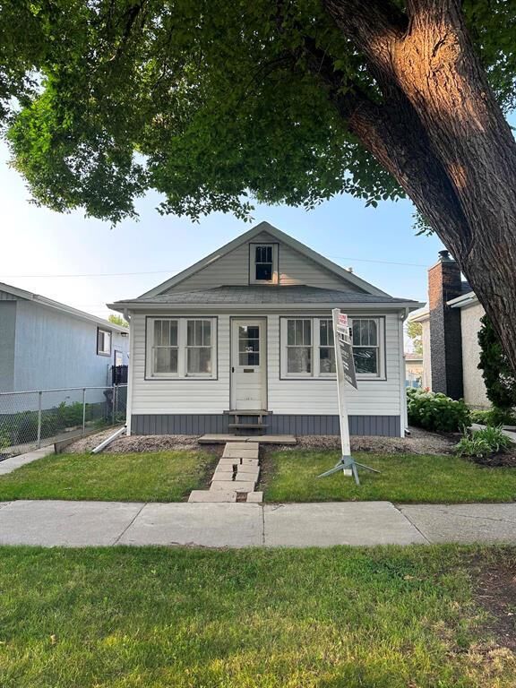 Property Photo: 424 Melrose Avenue East MB R2C 0B4