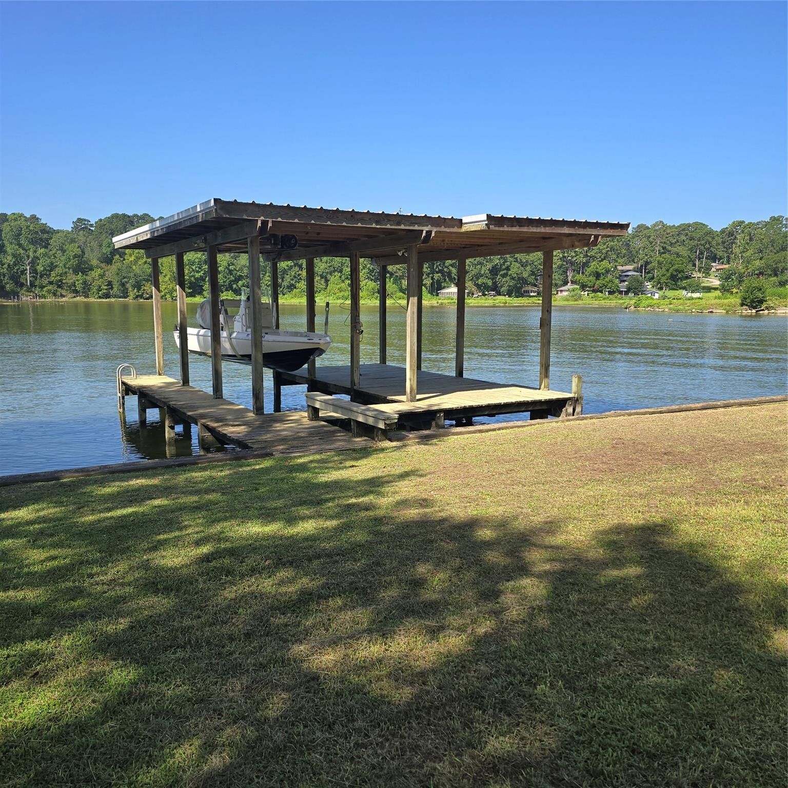 Property Photo: 72 Edgewater Way TX 77364