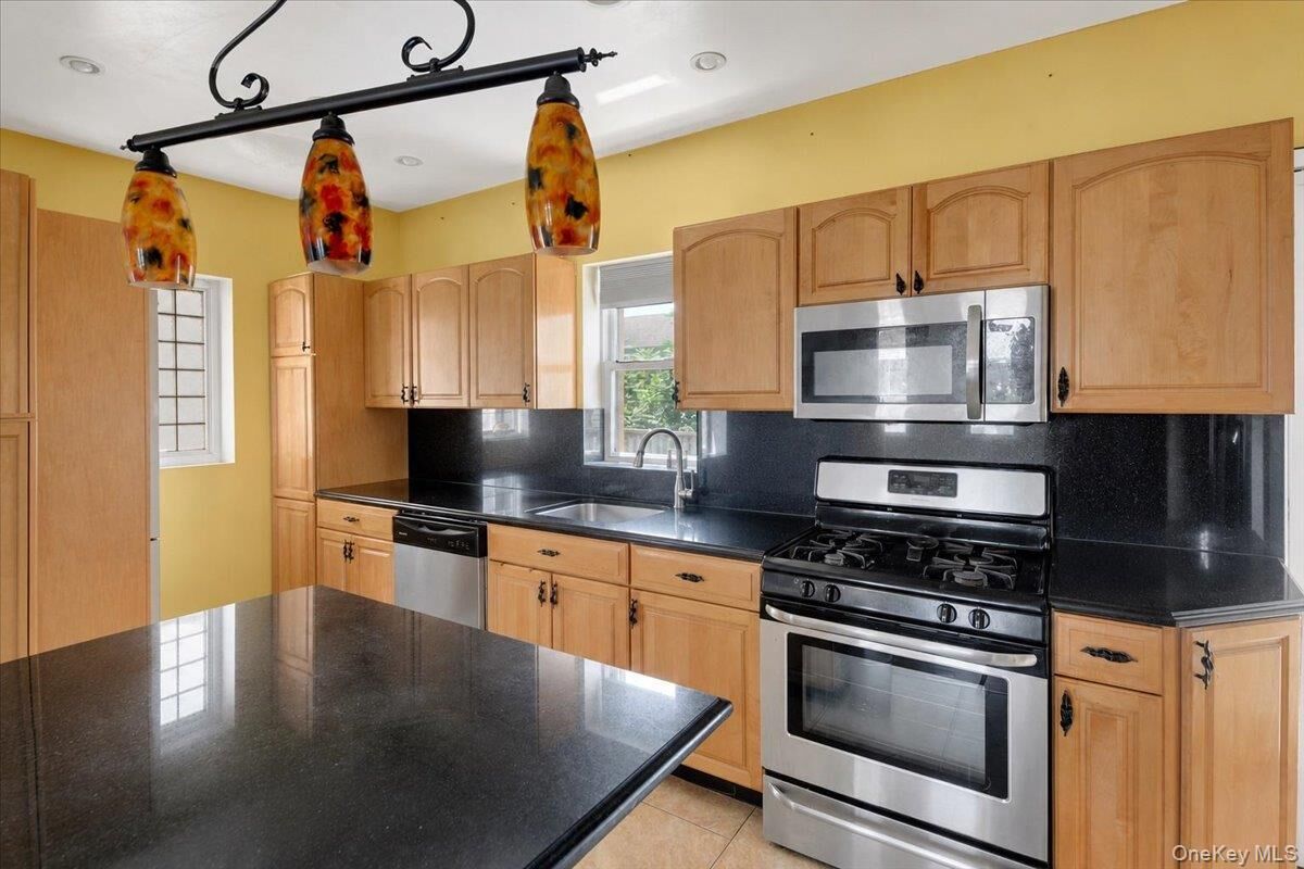 Property Photo:  227 Calhoun Avenue  NY 10465 