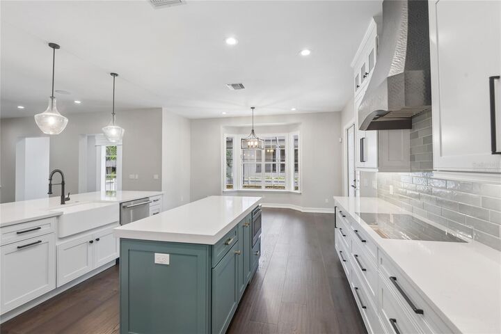 Property Photo: 5105 W Neptune Way FL 33609