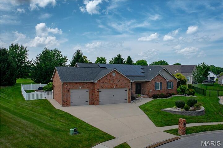 Property Photo:  417 Marbleton Circle  IL 62269 