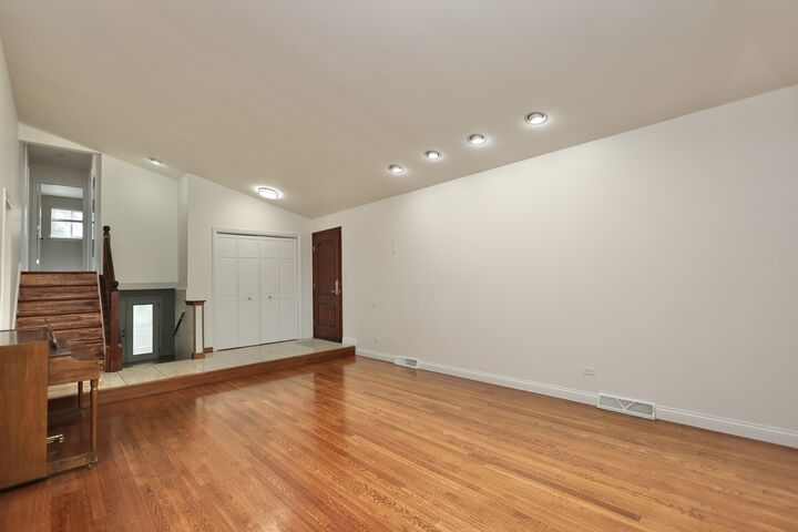 Property Photo:  613 Leamington Avenue  IL 60091 
