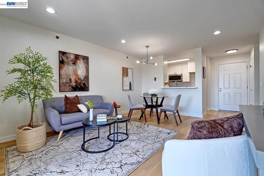 Property Photo:  685 Dartmore Ln 365  CA 94544 