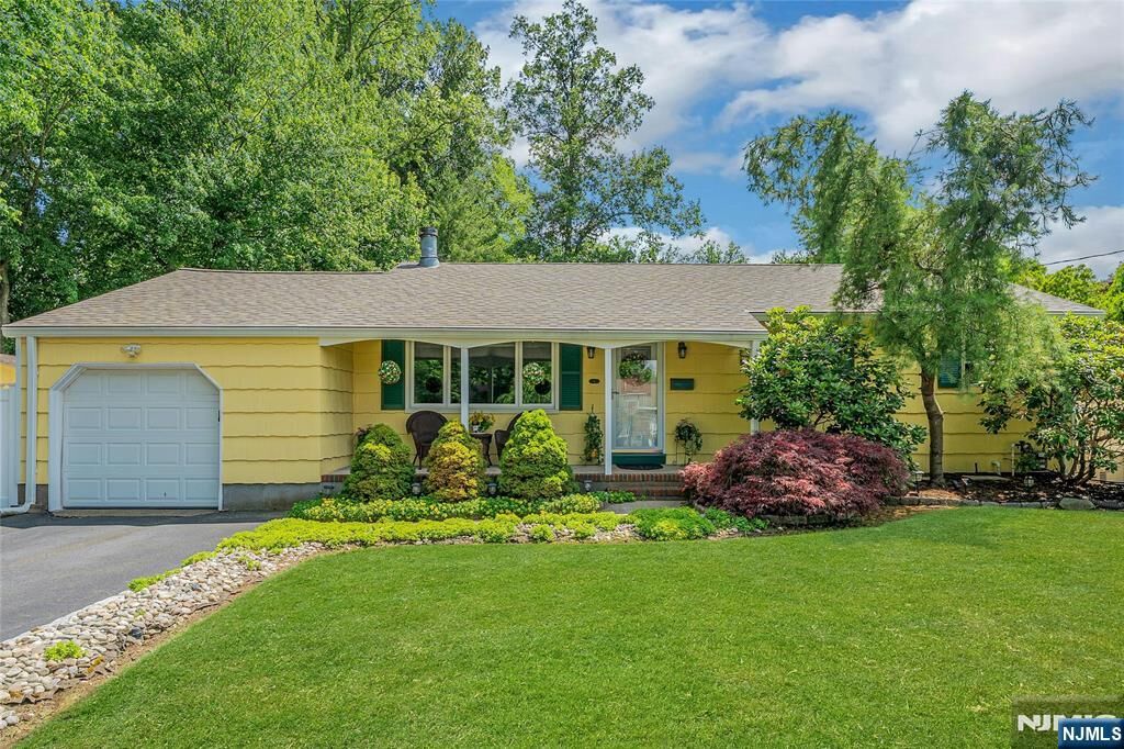 Property Photo:  9 Fairway Avenue  NJ 07630 