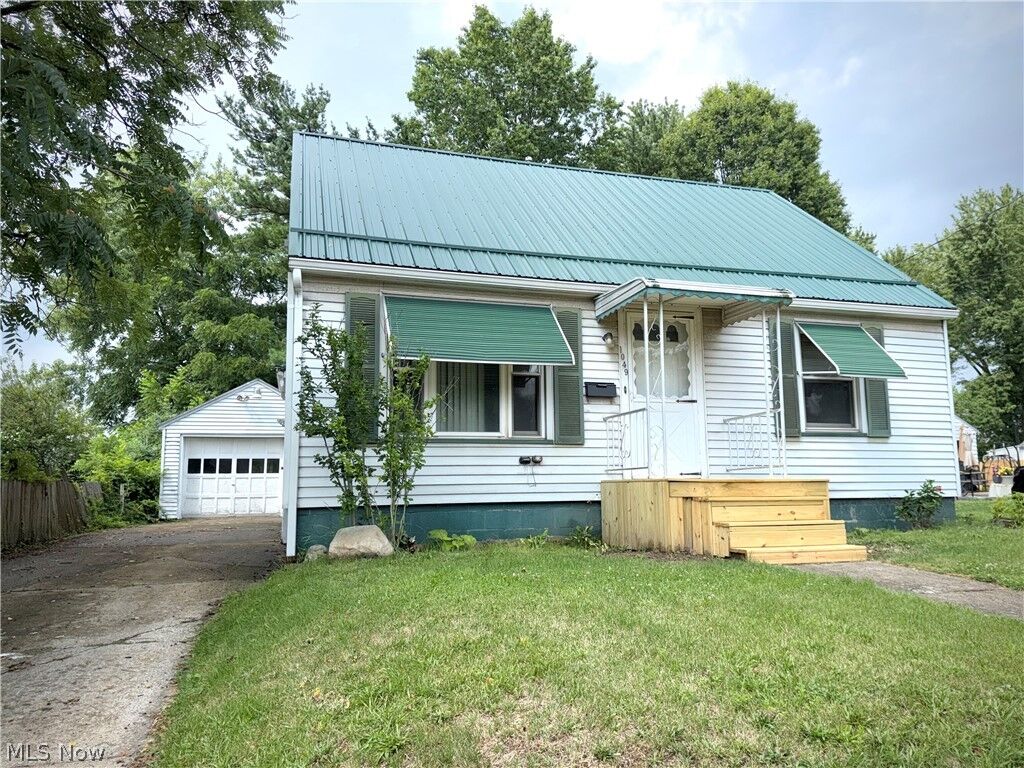 Property Photo:  1049 McKinley Street NE  OH 44483 