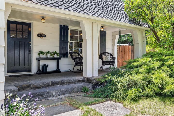 Property Photo:  840 E 1st Street  OR 97754 