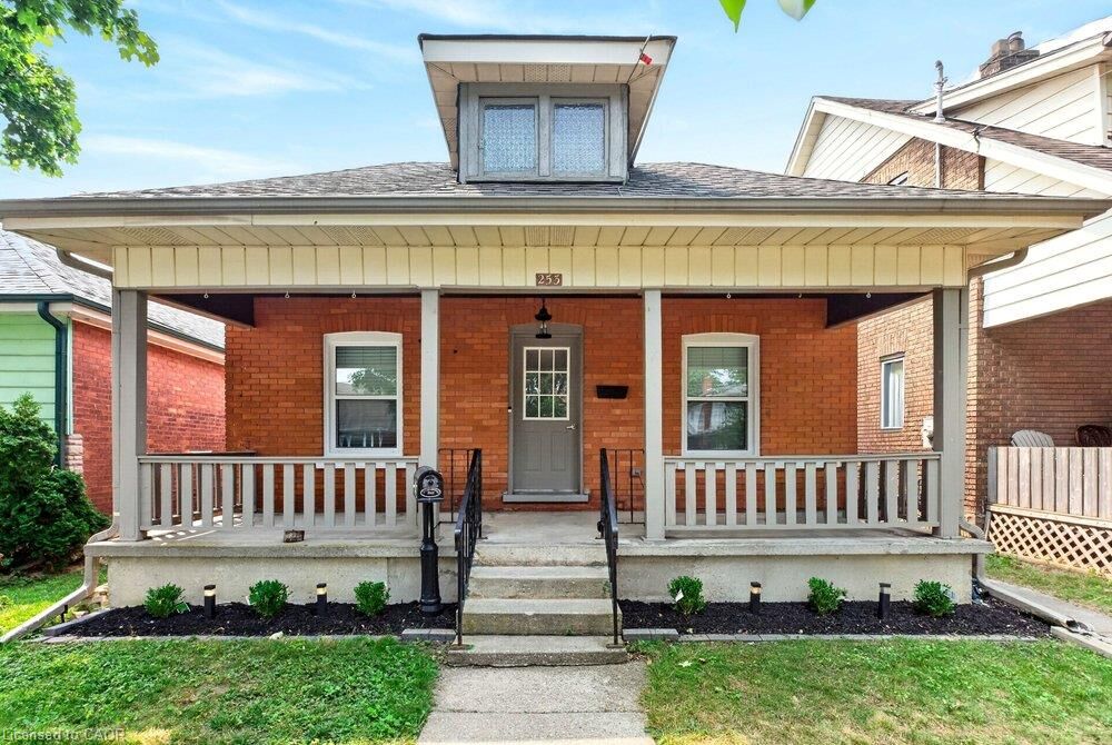 Property Photo: 253 Marlborough Street ON N3S 4T4
