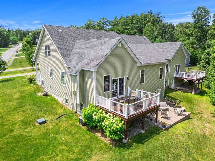 Property Photo:  72-D Hummingbird Ln 72D  MA 01450 