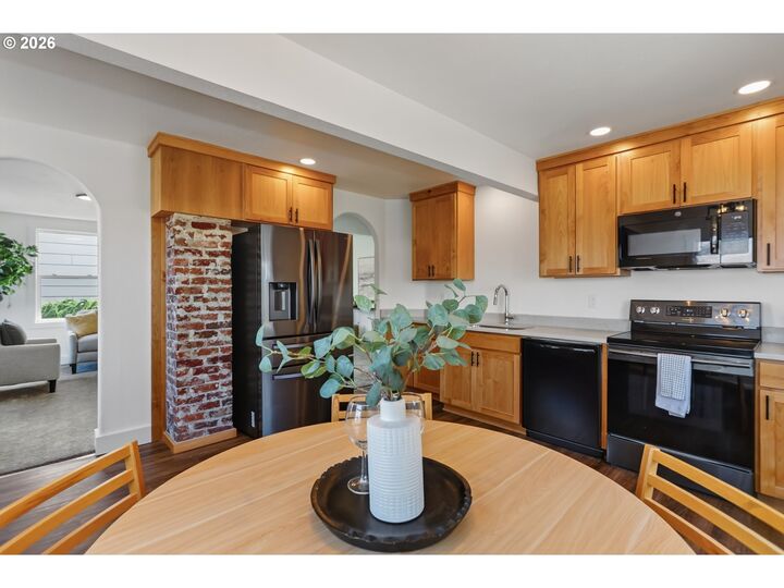 Property Photo:  720 E 15th St  OR 97058 