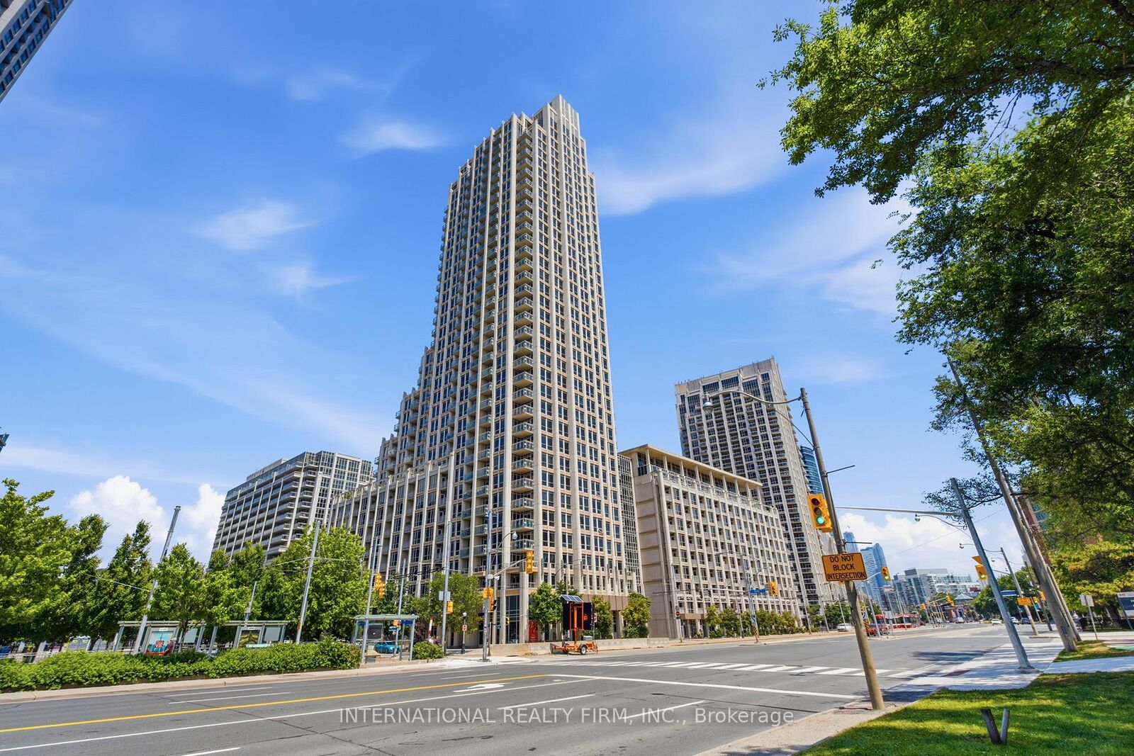 Property Photo: 628 Fleet Street 711 ON M5V 1A8