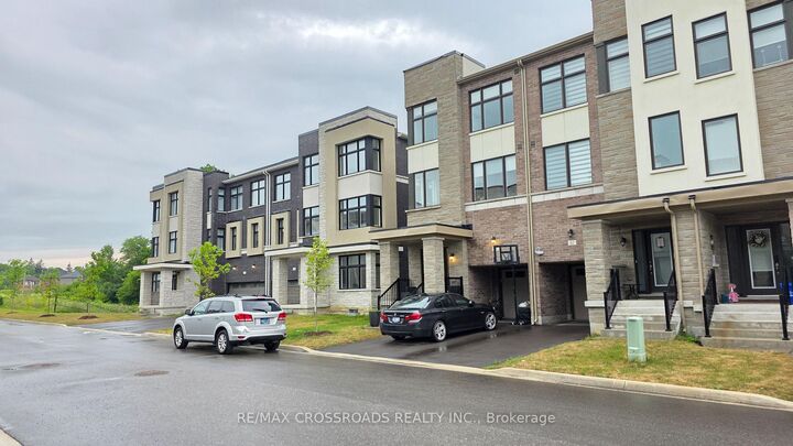 Property Photo:  60 Puisaya Drive  ON L4E 1A2 