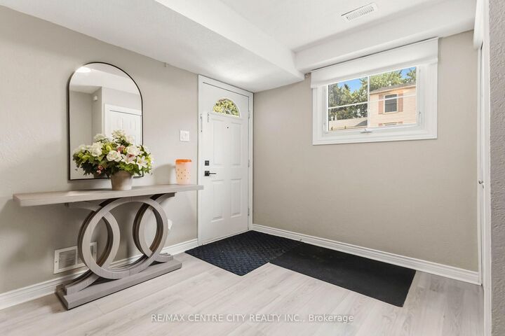 Property Photo: 423 Everglade Crescent ON N6H 4M8