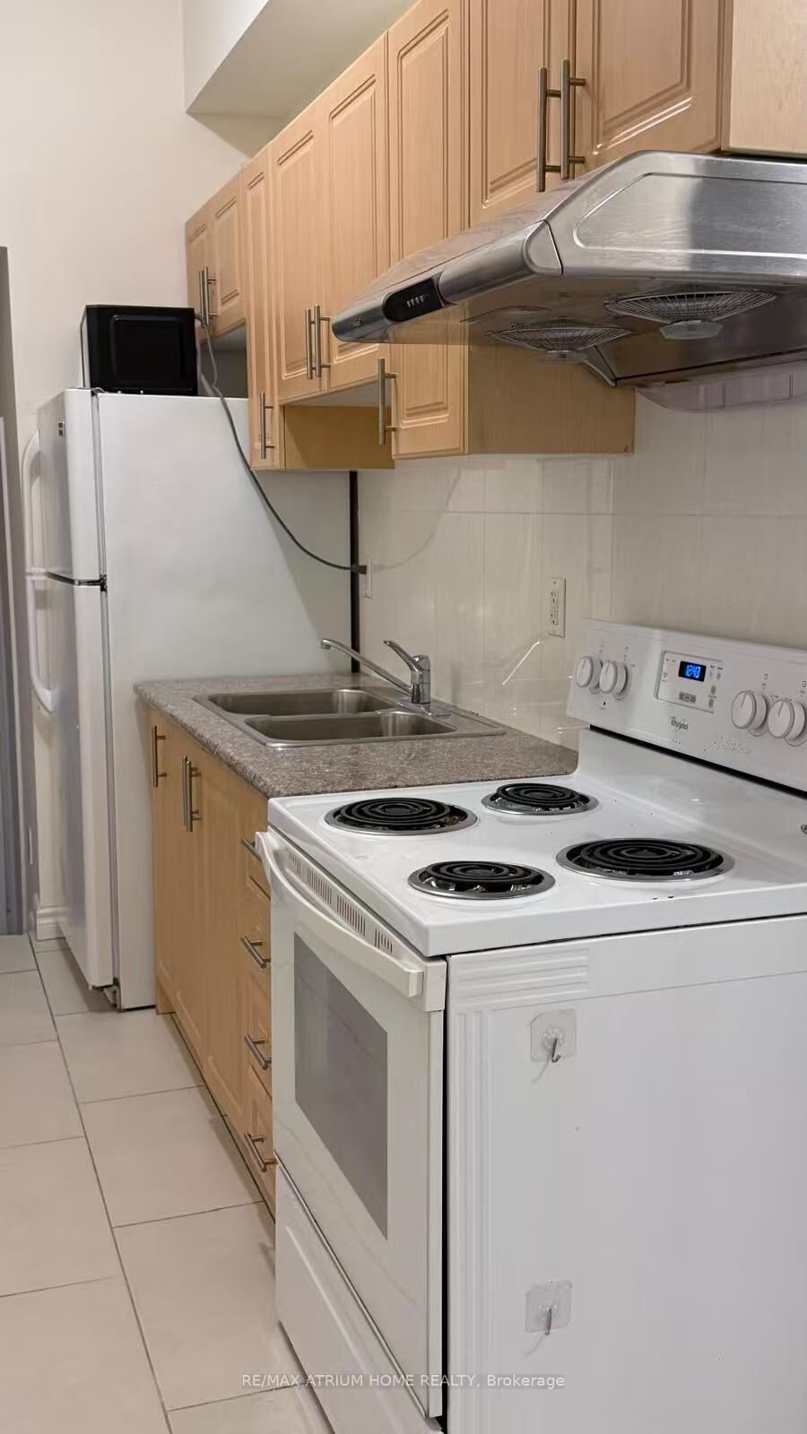 Property Photo: 413 Spadina Avenue 201 ON M5T 2G6