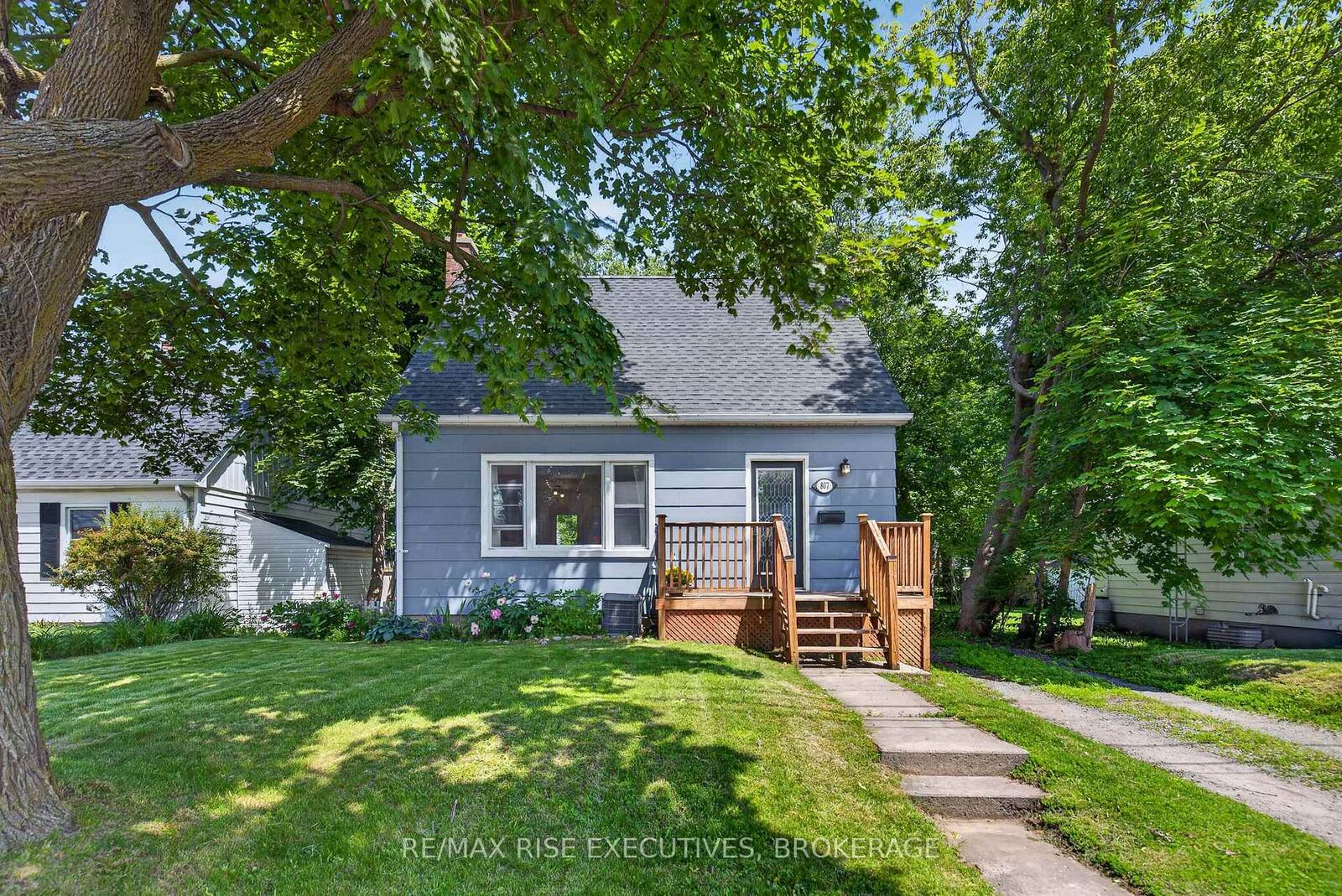Property Photo: 807 Brock Street ON K7L 1W6