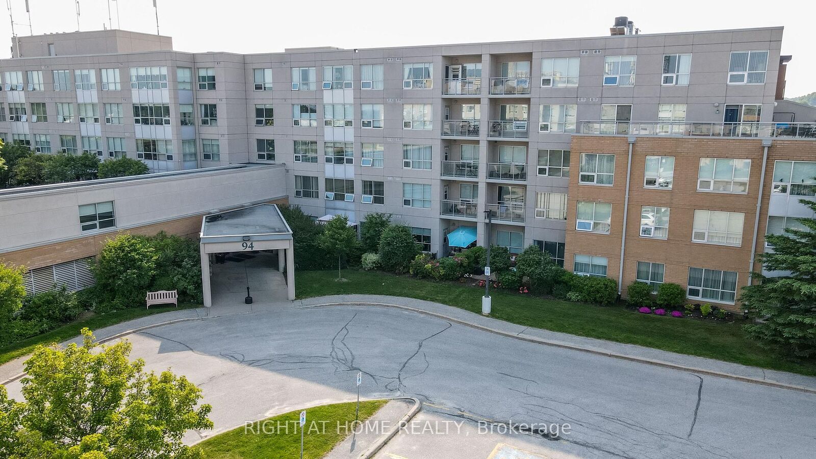 Property Photo: 94 Dean Avenue 404 ON L4N 0M3